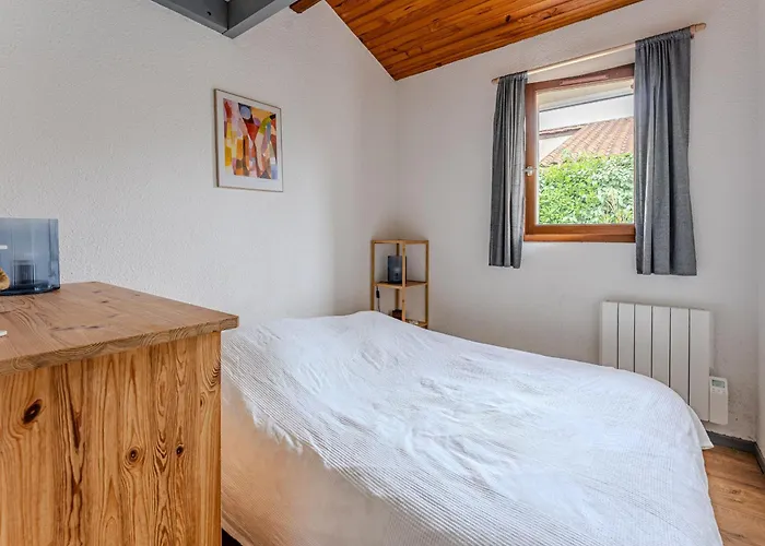Maison Mitoyenne 300m De La Avec Cour Et Parking - 4 Pers, Non Fumeur - Fr-1-521-242 *