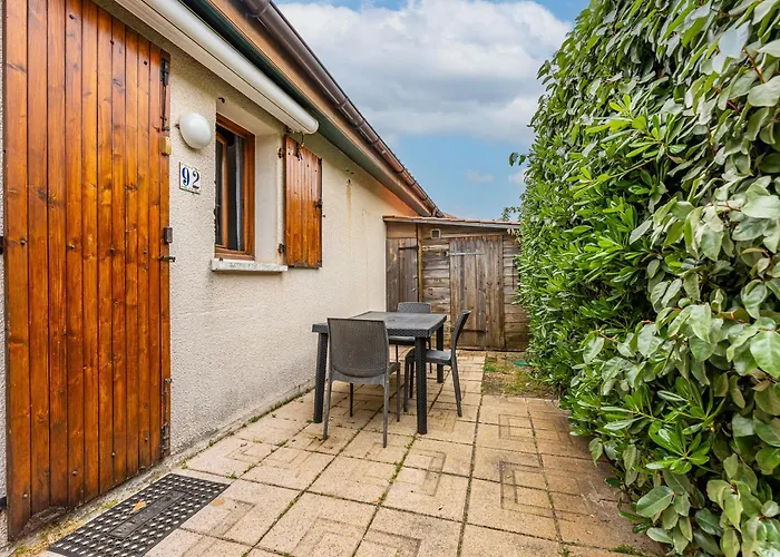 Maison Mitoyenne 300m De La Avec Cour Et Parking - 4 Pers, Non Fumeur - Fr-1-521-242